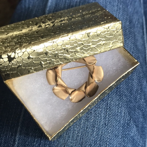 Unique Vintage Classic Leafy Wreath Shape 14kt/1/20 Gold filled, signed brooch. - Picture 8 of 8